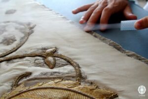 Restauración del vestido bordado Virgen de los Milagros