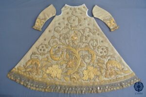 Restauración del vestido bordado Virgen de los Milagros