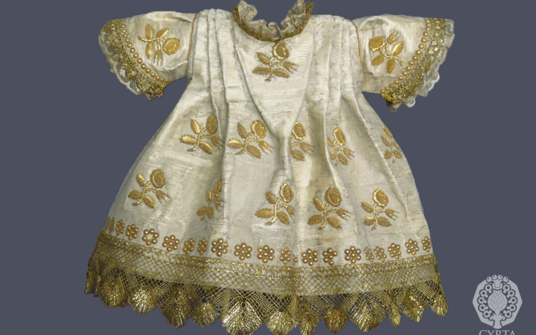 TÚNICA BORDADA DEL NIÑO JESUS DE LA VIRGEN DEL ROSARIO DE SAN VICENTE. Hermandad de las Siete Palabras. Parroquia de San Vicente, Sevilla.