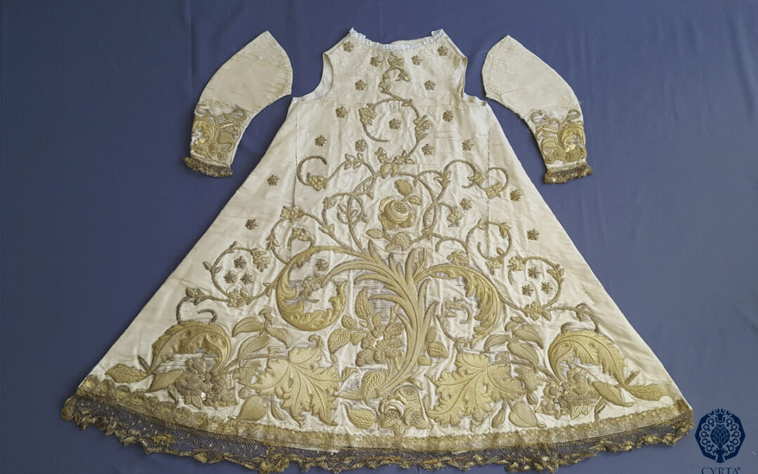 SAYA BORDADA A REALCE. ARCHICOFRADÍA Y ESCLAVITUD VIRGEN DE LOS MILAGROS. El Puerto de Santa María, Cádiz.