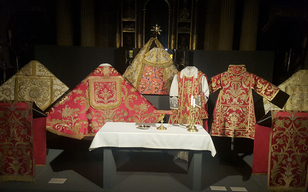 MONTAJE EXPOSITIVO “AL HILO DE LA SEDA. Tejidos de la Diócesis de Jaén del siglo XVI al XVIII”. Catedral de la Asunción, Jaén. En colaboración con Fundación Caja Rural de Jaén.